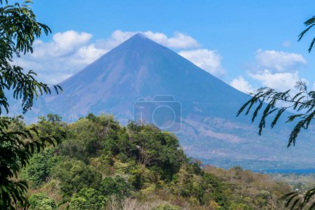 Foto de Una vista lejana del volcán Inierie, Bajawa, Indonesia. La pirámide como torres de montaña por encima de la línea fija. No hay otros volcanes altos alrededor. Las laderas superiores están desnudas sin vegetación. - Imagen libre de derechos