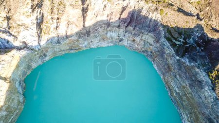Foto de Un dron de arriba hacia abajo del lago del cráter del volcán Kelimutu en Flores, Indonesia. El lago tiene un color turquesa muy fuerte gracias a los minerales en el agua. Fenómeno natural - Imagen libre de derechos