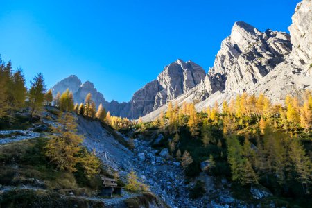 Téléchargez les photos : Vue panoramique sur les Dolomites de Lienz, Autriche, baignade au soleil du matin. Les rayons du soleil arrivent dans la vallée par de hauts sommets montagneux. La vallée est verte, contrastant avec les rochers stériles. - en image libre de droit