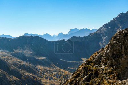 Téléchargez les photos : Vue panoramique sur les Dolomites de Lienz, Autriche depuis le sommet de Grosse Gamswiesenspitze. Le soleil atteint lentement la partie inférieure de la vallée. Escalade en haute montagne. Liberté et solitude - en image libre de droit