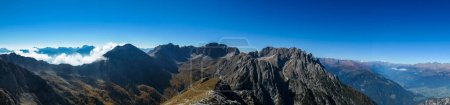 Téléchargez les photos : Vue panoramique sur les Dolomites de Lienz, Autriche depuis le sommet de Grosse Gamswiesenspitze, se baignant au soleil du matin. La vallée est entourée de brouillard. Escalade en haute montagne. Liberté et solitude - en image libre de droit