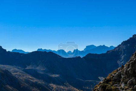 Téléchargez les photos : Vue panoramique sur les Dolomites de Lienz, Autriche depuis le sommet de Grosse Gamswiesenspitze. Le soleil atteint lentement la partie inférieure de la vallée. Escalade en haute montagne. Liberté et solitude - en image libre de droit