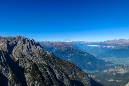 Téléchargez les photos : Vue panoramique sur les Dolomites de Lienz, Autriche depuis le sommet de Grosse Gamswiesenspitze. Des chaînes de montagnes infinies et des vallées verdoyantes. Escalade en haute montagne. Liberté et solitude - en image libre de droit