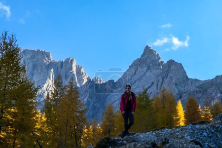 Téléchargez les photos : Une femme debout à côté d'un chemin, allant au sommet de Grosse Gamswiesenspitze à Lienz Dolomites, Autriche. Des pentes vives. Montagnes alpines massives. Promeneur solitaire, contemplant la nature. Nouveau jour - en image libre de droit