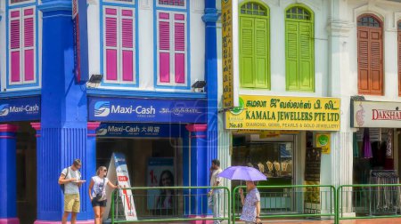 Foto de Singapore, Singapore - August 21, 2012. Colorful terraced shophouses on historic Serangoon Road in Little India, popular with both tourists and local Singaporeans. - Imagen libre de derechos