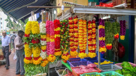 Téléchargez les photos : Singapore, Singapore - August 21, 2012. Colorful flower garlands used for Hindu worship displayed outside a small shop in Little India. - en image libre de droit