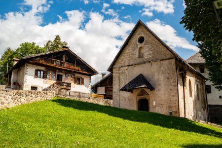 Téléchargez les photos : Vue sur le presbytère et l'église de San Martino à Fiera di Primiero, Trentino Alto Adige - Italie - en image libre de droit