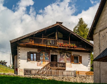 Téléchargez les photos : Vue sur la maison de presbytère de Fiera di Primiero, Trentin Haut Adige - Italie - en image libre de droit
