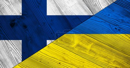 Téléchargez les photos : Arrière-plan avec drapeau de Finlande et d'Ukraine sur table en bois fendue. Illustration 3d - en image libre de droit