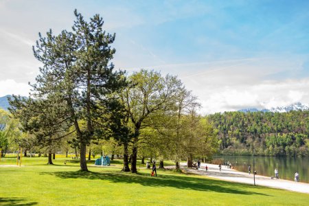 Téléchargez les photos : Vue sur le parc du lac Levico. 22 avril Levico, Trentin Haut Adige, Italie - en image libre de droit
