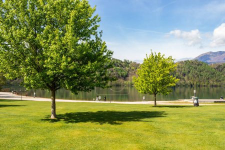 Téléchargez les photos : Vue sur le parc du lac Levico. Trentino Alto Adige, Italie - en image libre de droit