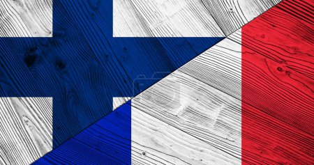 Téléchargez les photos : Arrière-plan avec drapeau de Finlande et de France sur panneau de bois divisé. Illustration 3d - en image libre de droit