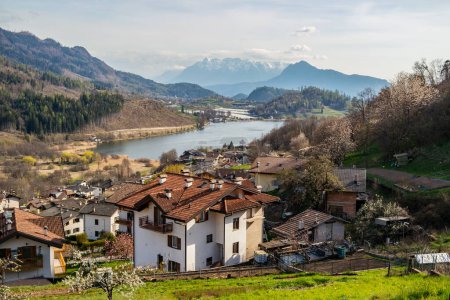 Foto de Vista desde Baselga di Pine sobre el lago Serraia, Trentino Alto Adigio, Italia - Imagen libre de derechos