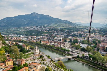 Téléchargez les photos : Vue aérienne avec brume légère sur la ville de Trente, Trentin Haut Adige, Ital - en image libre de droit