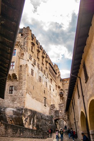 Téléchargez les photos : Vue du château de Buonconsiglio à Trente. 23 avril 2023 Trente, Trentin Haut Adige, Italie - en image libre de droit
