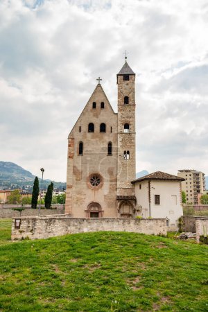 Téléchargez les photos : Vue de l'église de Sant'Apollinare à Trente, Trentin Haut Adige, Italie - en image libre de droit