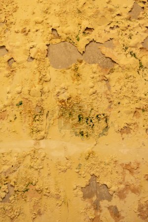 Téléchargez les photos : Fond est mur jaune pelé par l'humidité - en image libre de droit