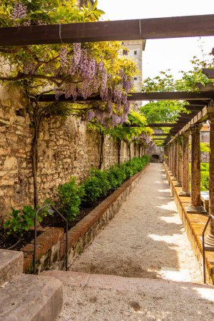 Téléchargez les photos : Vue du jardin du château de Buonconsiglio à Trente, Italie - en image libre de droit