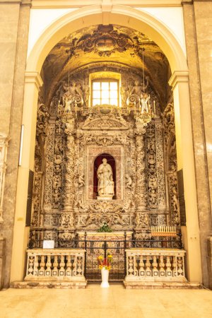 Téléchargez les photos : Vue intérieure sur la chapelle de San Giuseppe dans l'église de San Domenico à Palerme, Sicile, Italie - en image libre de droit