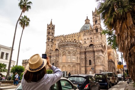 Foto de Turismo fotografiando la catedral de Palermo. 30 de mayo de 2023 Palermo, Sicilia, Italia - Imagen libre de derechos