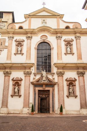 Foto de Vista de una iglesia en Trento, Italia - Imagen libre de derechos