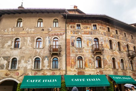 Téléchargez les photos : Vue d'un bâtiment historique à Trento.23 avril 2023 Trente, Italie - en image libre de droit