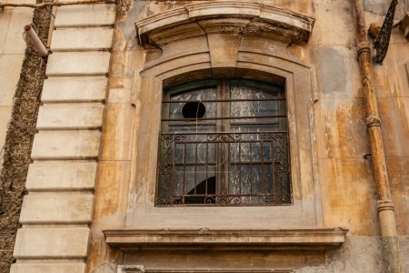 Foto de Vieja ventana con vidrio roto - Imagen libre de derechos