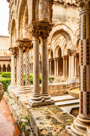 Téléchargez les photos : Vue du cloître de la cathédrale de Monreale à Palerme, Sicile, Italie - en image libre de droit
