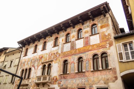 Téléchargez les photos : Vue d'un ancien bâtiment à Trente, Italie - en image libre de droit