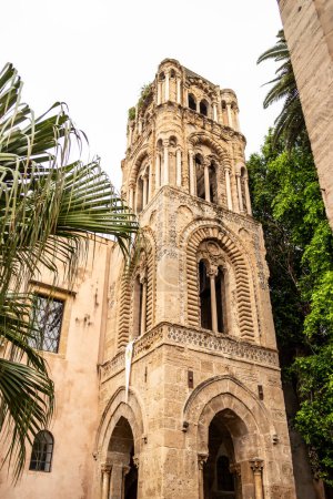 Téléchargez les photos : Vue du clocher de l'église de San Cataldo à Palerme, Sicile, Italie - en image libre de droit