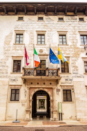 Téléchargez les photos : Vue du palais Geremia à Trente, Italie - en image libre de droit