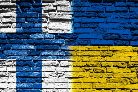 Foto de Fondo con bandera de Finlandia y Ucrania en la pared de ladrillo - Imagen libre de derechos