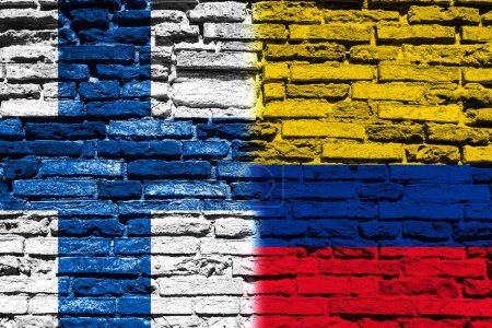 Téléchargez les photos : Arrière-plan avec drapeau de Finlande et de Colombie sur un mur de briques - en image libre de droit