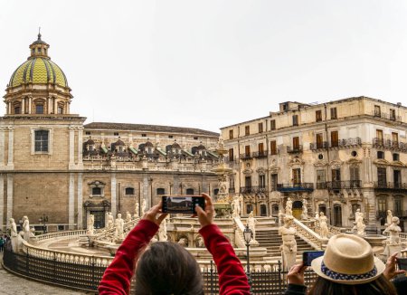 Téléchargez les photos : Touristes photographiant la fontaine de Pretoria à Palerme. 30 mai 2023, Palerme, Sicile, Italie - en image libre de droit