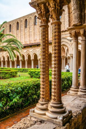 Foto de Vista del Claustro de la Catedral de Monreale en Palermo. 1 de junio de 2023 Palermo, Sicilia, Italia - Imagen libre de derechos