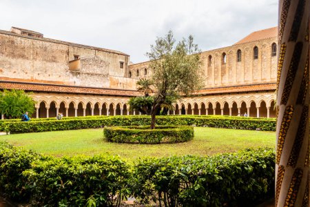 Téléchargez les photos : Vue du cloître de la cathédrale de Monreale à Palerme. 1er juin 2023 Palerme, Sicile, Italie - en image libre de droit