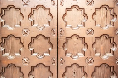 Foto de Fondo de puerta de madera con decoraciones bajorrelieve - Imagen libre de derechos