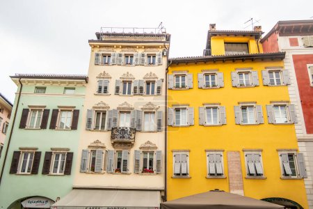 Téléchargez les photos : Vue sur les bâtiments colorés de Trente. 23 avril 2023 Trente, Italie - en image libre de droit