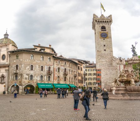Téléchargez les photos : Vue depuis la Piazza del Duomo à Trente. 23 avril 2023 Trente, Italie - en image libre de droit