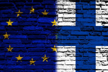 Téléchargez les photos : Arrière-plan avec drapeau de l'Europe et de la Finlande sur un mur de briques - en image libre de droit