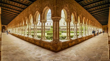 Foto de Vista general del claustro de la Catedral de Monreale en Palermo. Junio 2023 Palermo, Sicilia, Italia - Imagen libre de derechos