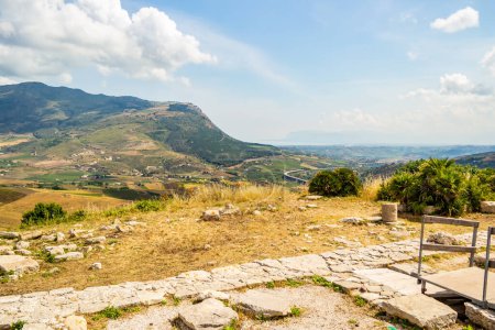 Foto de Vista desde el antiguo anfiteatro de Segesta, Sicilia, Italia - Imagen libre de derechos