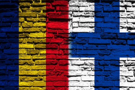 Foto de Fondo con bandera de Chad y Finlandia en muro de ladrillo - Imagen libre de derechos