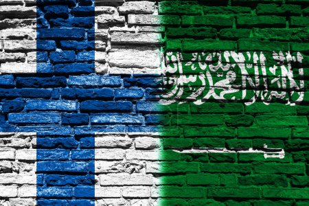 Téléchargez les photos : Arrière-plan avec drapeau de Finlande et d'Arabie Saoudite sur un mur de briques - en image libre de droit