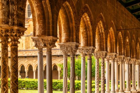 Téléchargez les photos : Vue des colonnes du cloître de la cathédrale de Monreale à Palerme, Sicile, Italie - en image libre de droit