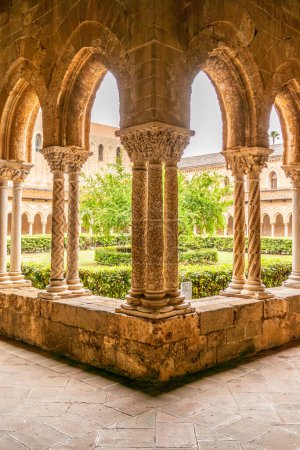 Foto de Vista del Claustro de la Catedral de Monreale en Palermo, Sicilia, Italia - Imagen libre de derechos