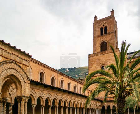 Téléchargez les photos : Vue du cloître de la cathédrale de Monreale à Palerme. 1er juin 2023 Palerme, Sicile, Italie - en image libre de droit