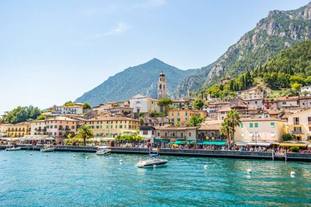 Téléchargez les photos : Contexte sur le lac de Garde du ferry vers Limone. 13 août 2023 Limone sul Garda, Brescia, Italie - en image libre de droit