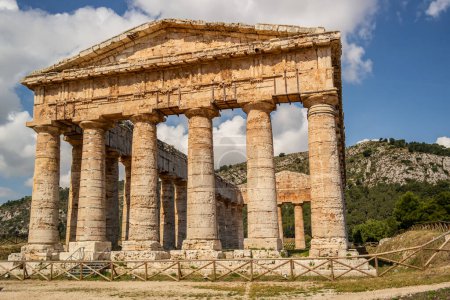Foto de Vista del antiguo templo de estilo dórico de Segesta, Sicilia, Italia - Imagen libre de derechos