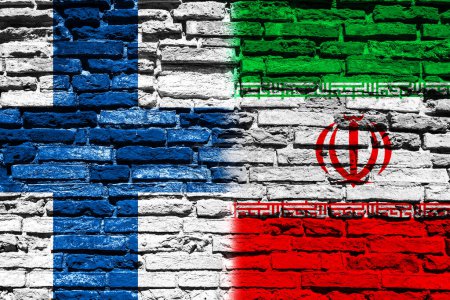 Téléchargez les photos : Arrière-plan avec drapeau de Finlande et d'Iran sur un mur de briques - en image libre de droit